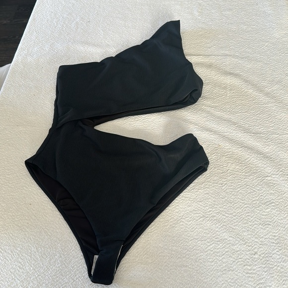 Beach Riot Celine Cutout One-Shoulder One-Piece Swimsuit, Black, Small, $148 - Picture 6 of 9